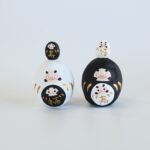 山口さくら　親子だるま孫だるまのせ - 白／黒