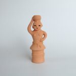 本部はにわ製作所　素焼埴輪／水くみの女（中）